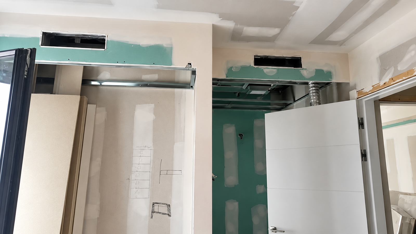 Instalación de revestimientos cerámicos durante reforma de baño